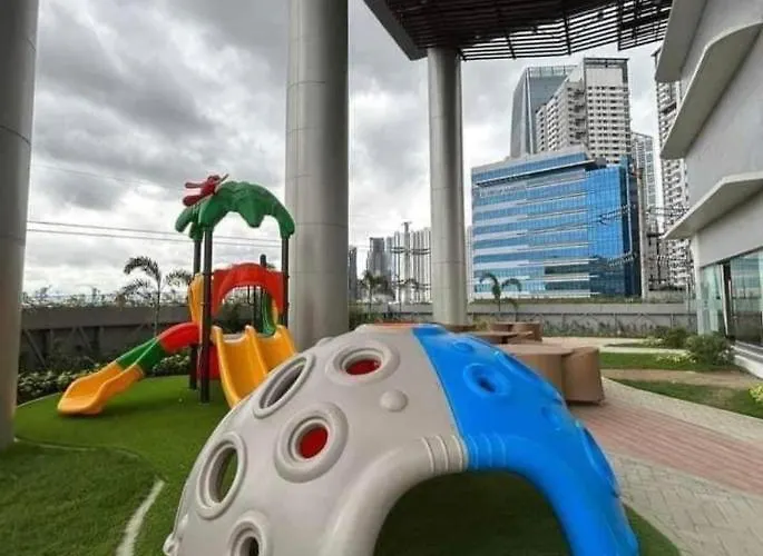 Near Greenbelt - View Entire In Makati Lush Residences Aparthotel *